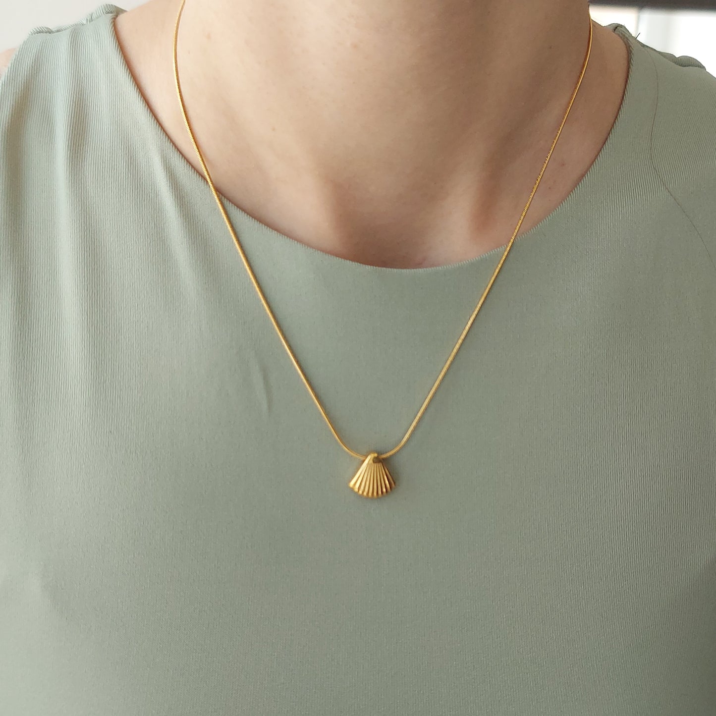 Shell Pendant Necklace